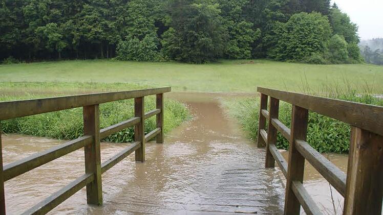 Die Brücke über die Aurach zum Radweg bei Tretzendorf stand am Freitag (31. Mai) unter Wasser.
