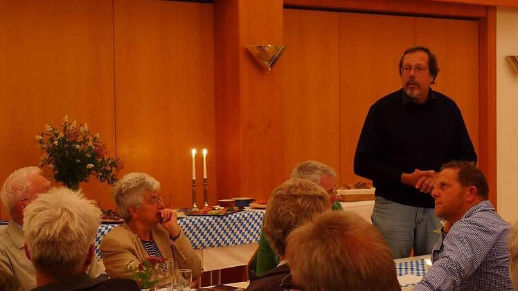 Prof. Dr. Roman Koch vom Geozentrum Nordbayern der Universität Erlangen-Nürnberg (stehend): "Der Platz hier ist ideal für dieses Vorhaben!" Foto: Sabine Meißner