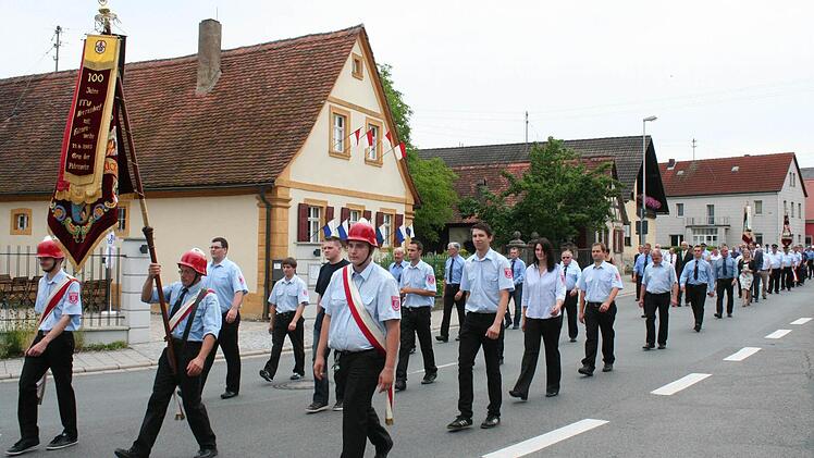 Kirchenzug zum Feuerwehrhaus - allen voraus die Feuerwehr Frensdorf, Ober- Untergreuth