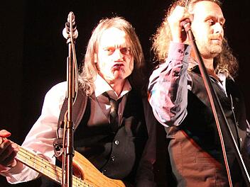 Bassist Steve Hyde und Sänger Jerry James geben beim Konzert in Untererthal alles. Die Band "The Jets" wurde 1963 gegründet und denkt noch nicht ans Aufhören. Foto: Gerd Schaar