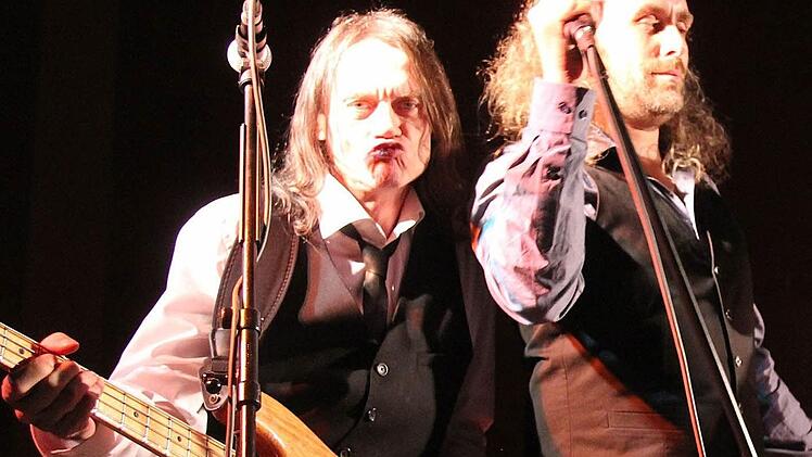 Bassist Steve Hyde und Sänger Jerry James geben beim Konzert in Untererthal alles. Die Band "The Jets" wurde 1963 gegründet und denkt noch nicht ans Aufhören. Foto: Gerd Schaar