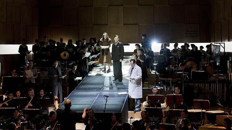 Chor, Orchester, Mark Adler, Gina Henkel (Sprecherin 1), Stefan Willi Wang (Sprecher 1) und Thomas Nunner (Sprecher 2)