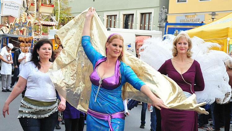 Orientalisches Flair: Beim Auftakt fehlten auch Bauchtänzerinnen nicht. Foto: Till Mayer