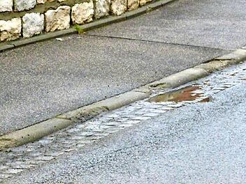 Sehr marode sind die Bordsteine in der Pfarrer-Vogler-Straße, mit ihrer Sanierung befasste sich der Bauausschuss Oberaurach in seiner Sitzung am Donnerstag. Voraussichtlich werden auch die Bordsteine im weiteren Verlauf der Ortsdurchfahrt, also der Bamberger Straße, erneuert.  Foto: Sabine Weinbeer