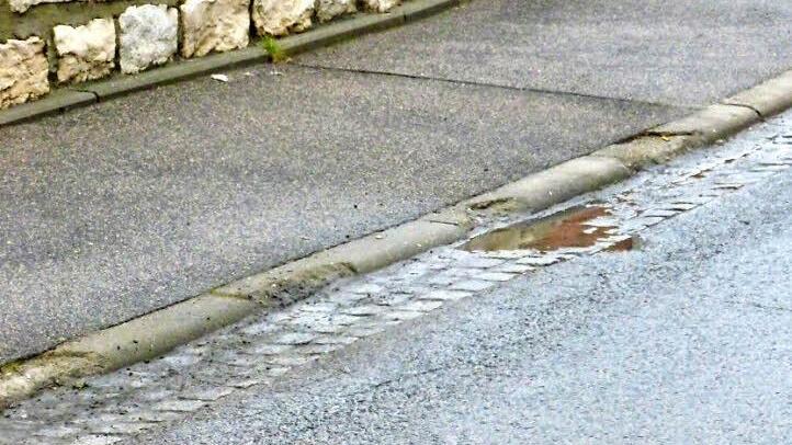 Sehr marode sind die Bordsteine in der Pfarrer-Vogler-Straße, mit ihrer Sanierung befasste sich der Bauausschuss Oberaurach in seiner Sitzung am Donnerstag. Voraussichtlich werden auch die Bordsteine im weiteren Verlauf der Ortsdurchfahrt, also der Bamberger Straße, erneuert.  Foto: Sabine Weinbeer