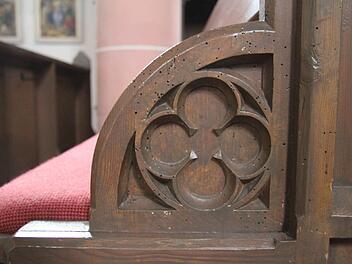 Löcher von einem bis zwei Millimeter Größe hat der Holzwurm überall in der Ludwigschorgaster Kirche hinterlassen. Fotos: Sonja Adam