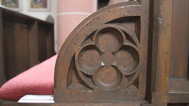 Löcher von einem bis zwei Millimeter Größe hat der Holzwurm überall in der Ludwigschorgaster Kirche hinterlassen. Fotos: Sonja Adam