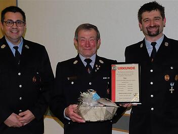 Vorstandschaft und Kommandanten würdigten die Leistungen von Leo Meder (Mitte) für die Feuerwehr. Alexander Muth (links) und Jochen Meder überreichten eine Dankesurkunde. Foto: Gerd Schaar
