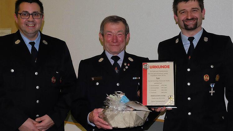 Vorstandschaft und Kommandanten würdigten die Leistungen von Leo Meder (Mitte) für die Feuerwehr. Alexander Muth (links) und Jochen Meder überreichten eine Dankesurkunde. Foto: Gerd Schaar