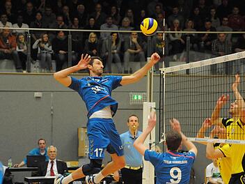 Noch einmal den Hammer ausgepackt: Hammelburgs Mario Radman (links) beherrscht sein Handwerk. Foto: Hopf