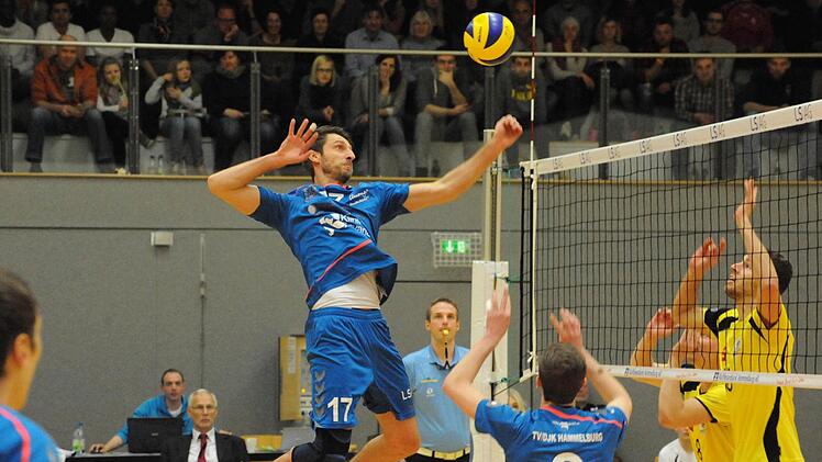 Noch einmal den Hammer ausgepackt: Hammelburgs Mario Radman (links) beherrscht sein Handwerk. Foto: Hopf