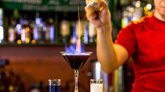 Brennende Getr&auml;nke an der Bar k&ouml;nnen sehr gef&auml;hrlich werden: In Bad T&ouml;lz wurden mehrere Menschen durch eine Stichflamme teils schwer verletzt. Symbolfoto: Pixabay