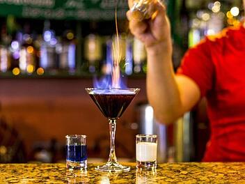 Brennende Getränke an der Bar können sehr gefährlich werden: In Bad Tölz wurden mehrere Menschen durch eine Stichflamme teils schwer verletzt. Symbolfoto: Pixabay