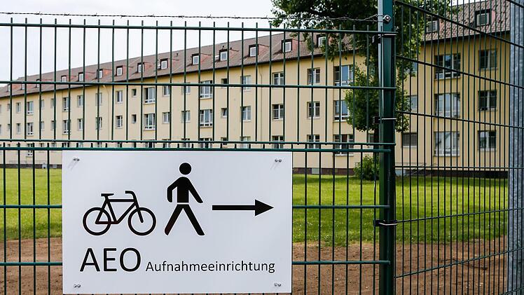 Schilder weisen auf den neuen Eingang hin.    Foto: Matthias Hoch