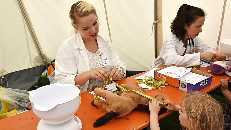 Dr. ted. Helena (l.) vermisst und wiegt Pl&uuml;schpferd Pedro.  Foto: Uniklinikum Erlangen