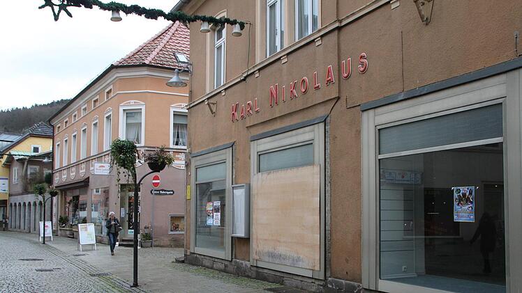Die ehemalige Druckerei Nikolaus wird abgerissen. Dafür entsteht ein Haus mit neun Wohnungen sowie Büroräumen. Foto: Ulrike Müller