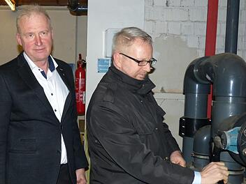 Die in die Jahre gekommene Wasserpumpe des Schwimmvereins soll durch eine moderne Luft-Wärme-Wasserpumpe ersetzt werden, betrieben mit Solarenergie. Foto: Julian Megerle