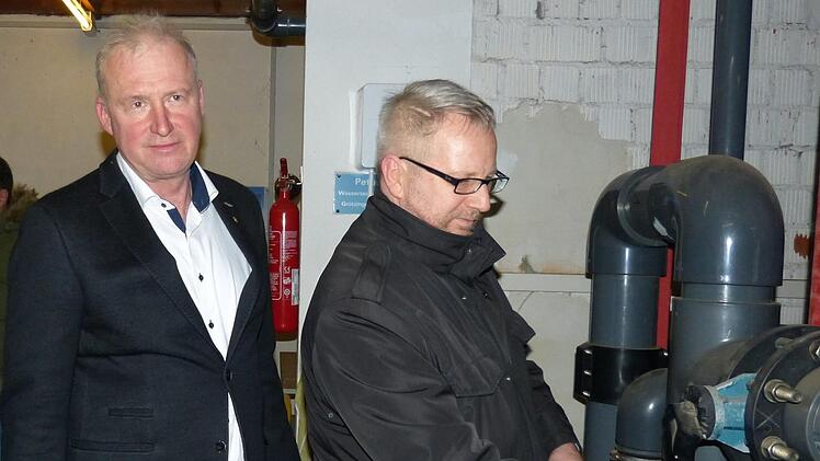 Die in die Jahre gekommene Wasserpumpe des Schwimmvereins soll durch eine moderne Luft-Wärme-Wasserpumpe ersetzt werden, betrieben mit Solarenergie. Foto: Julian Megerle