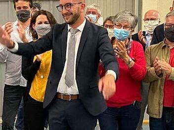 Anthony Descloziers feiert am Wahlabend mit seinen Weggefährten den Sieg der Liste "Ensemble pour Sainte-Luce". Foto: Homepage Stadt Sainte Luce