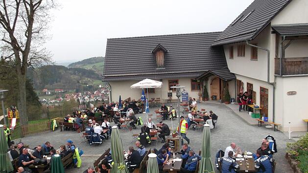 Es ist noch nicht allzu lange her, da konnten sich die Gastronomen &uuml;ber viele Besucher in ihren Bierg&auml;rten freuen. Corona gab es damals nicht. Im Bild eine Einkehr von Motorradfahrern beim "Bauernhannla" im Jahre 2019 bei der Sternfahrt des Motorradtreffens Kulmbach. privat