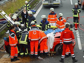 Die Einsatzkräfte kümmerten sich um das verletzte Paar im Golf.  Fotos: Michael Busch