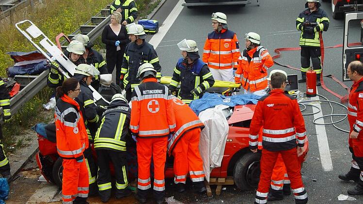 Die Einsatzkräfte kümmerten sich um das verletzte Paar im Golf.  Fotos: Michael Busch