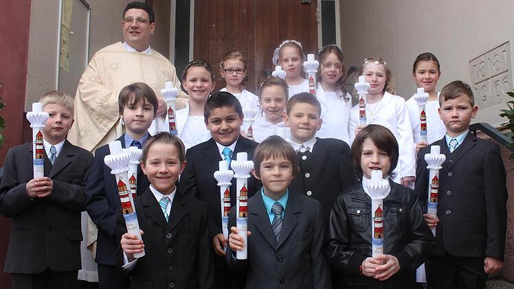 Die starke Herrenriege drängt die Schönheiten in den Hintergrund: Die Kinder aus Motten und Kothen feierten mit Dekan Michael Krammer ihre Erstkommunion. Foto: Birgit Will