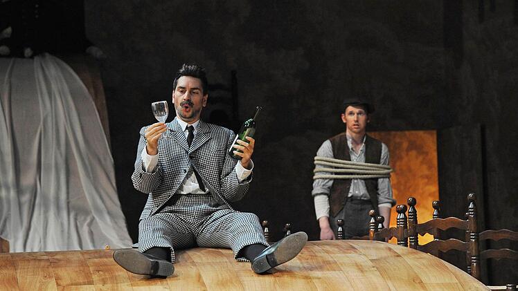 Rainer Scheerer als Dulcamara und Joel Annmo als Nemorino.Foto: Andrea Kremper