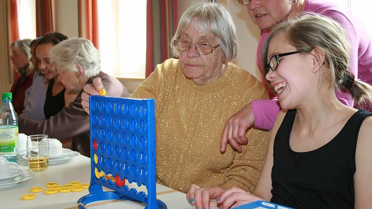 Soziale Kompetenzen: Unser Bild zeigt die Mädchen der Tanz-AG der Offenen Ganztagsschule Burkardroth, die beim Betreuungsnachmittag der Caritas in Waldfenster zur Unterhaltung der Senioren beitrugen. Fotos: Gabi Sell