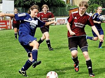 Eine verdiente 1:4-Niederlage mussten die Michelauerinnen im letzten Punktspiel der Saison hinnehmen. Hier versucht Carmen Schmitt (rechts) die Drosendorferin Sabrine Roesch abzudrängen, allerdings vergebens.  Foto: Heinz Marr