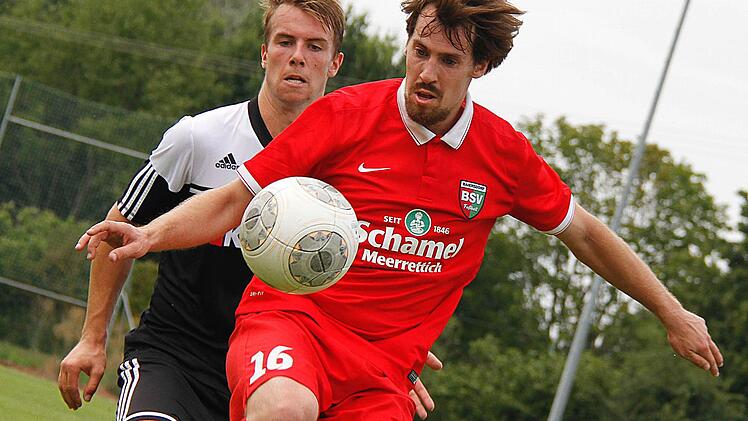 Felix Günther schirmt den Ball vor dem Sander Stefan Wasser ab.
