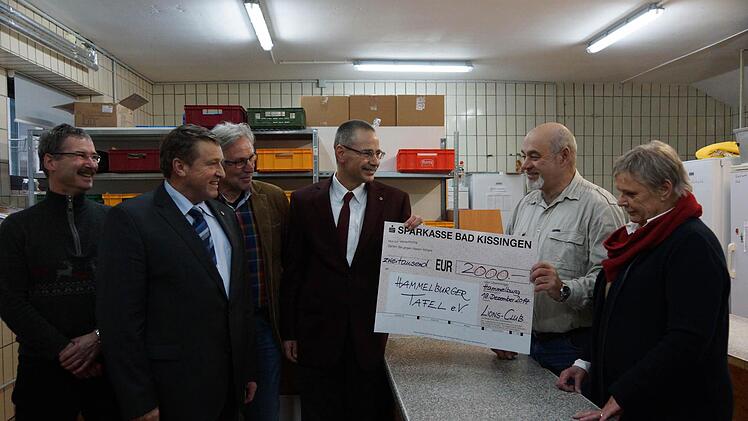 Luise Smolik und Dieter Roth (von rechts) freuen sich über die Unterstützung der Tafel durch die Lions-Clubs.