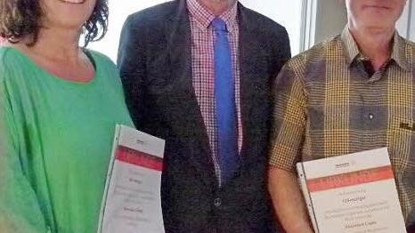 Die Blutspender Manuela Zinke (l.) und Eberhard Liske (r.) wurden von Bürgermeister Martin Rauscher ausgezeichnet. Ehrennadel und Ehrenurkunde überreichte der Bürgermeister mit den Worten: "Blutspenden ist ein unverzichtbarer Teil unserer Gesellschaft."  Foto: Lothar Weidner