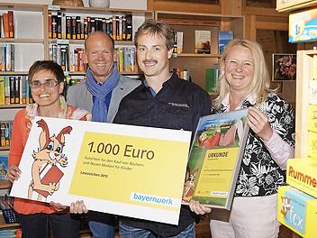 Auszeichnung: Bettina Schmitt, Bürgermeister Karlheinz Kickuth, Dieter Enzinger und Christine Pfaff von der Bayernwerk AG. Foto: Arkadius Guzy