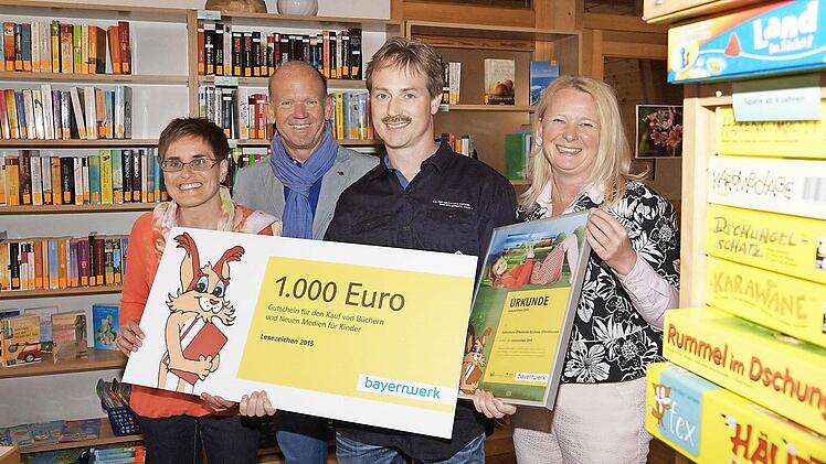 Auszeichnung: Bettina Schmitt, Bürgermeister Karlheinz Kickuth, Dieter Enzinger und Christine Pfaff von der Bayernwerk AG. Foto: Arkadius Guzy