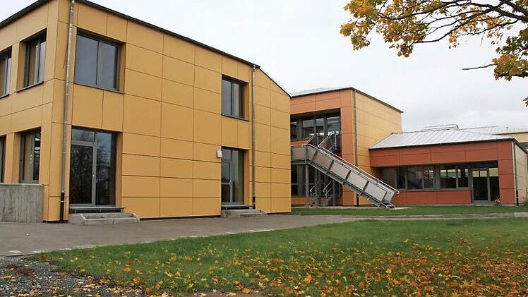 Das Gebäude der Grund- und Mittelschule in Uehlfeld ist erst 2012 für über fünf Millionen Euro saniert worden.  Foto: Sonja Werner