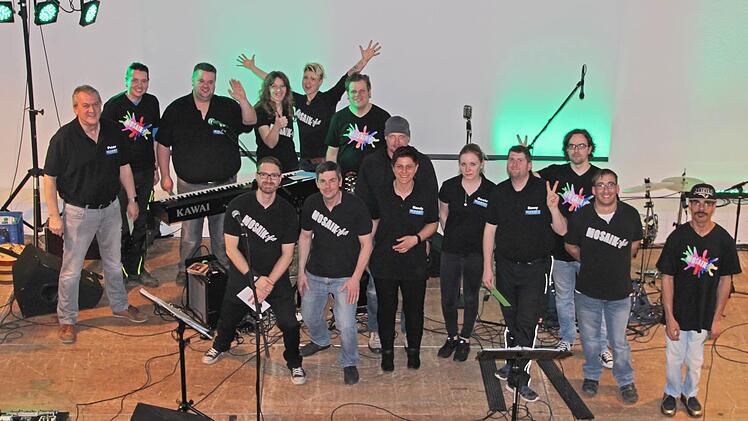 Zusammen stark: Band- und Crew-Mitglieder nach einem Mosaik-Auftritt Anfang 2017. Foto: Diana Fuchs