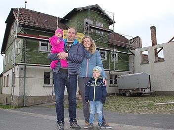 Gunther und Silvia Kopp haben dieses leerstehende Gebäude in unmittelbarer Nähe zur Kirche gekauft. Das Wohnhaus ist mehr als 160 Jahre alt.  Foto: Ulrike Müller