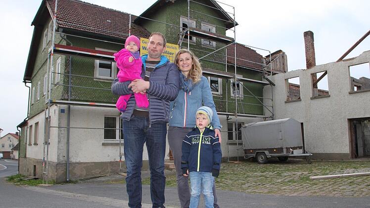 Gunther und Silvia Kopp haben dieses leerstehende Gebäude in unmittelbarer Nähe zur Kirche gekauft. Das Wohnhaus ist mehr als 160 Jahre alt.  Foto: Ulrike Müller