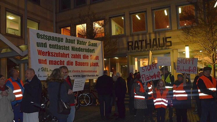 Abendlicher Bürgerprotest vor dem Herzogenauracher Rathaus gegen das Projekt Südumfahrung.
