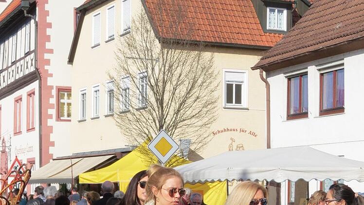 Beim Markt in Euerdorf war viel los. Die Sonne und die angenehmen Temperaturen sorgten für volle Straßen. Foto: Doris Bauer
