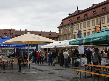 Wo das schöne Wetter ausbleibt, wird stattdessen unter Schirmen weitergefeiert.Antonia Wild