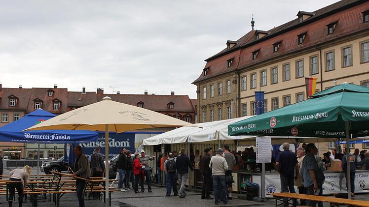 Wo das schöne Wetter ausbleibt, wird stattdessen unter Schirmen weitergefeiert.Antonia Wild