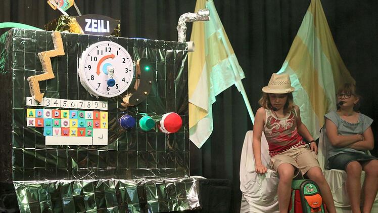 Die Hauptdarsteller Alina Feustel (links) und Emilia Holzause haben "Zeili", die Zeitmaschine nach vielen Jahrhunderten wieder aufgeweckt.