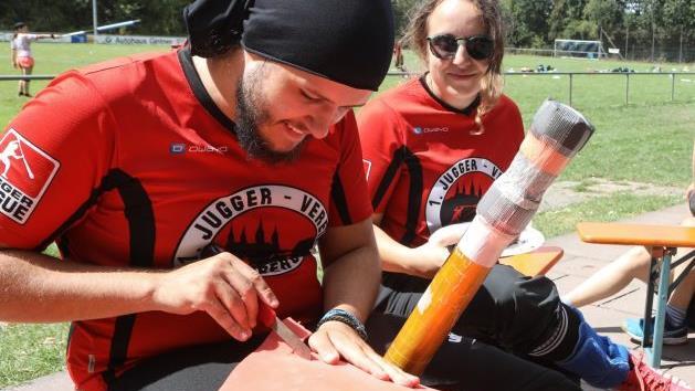 Zum Sport geh&ouml;rt auch das Anfertigen der gepolsterten Pompfen und Schilde. Foto: Barbara Herbst