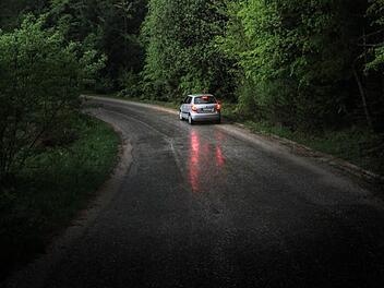 Er lag mitten auf der Landstra&szlig;e: T&ouml;dliche Verletzungen erlitt am Samstagmorgen ein 24-J&auml;hriger, der  im Landkreis Lichtenfels vom Auto eines 61-J&auml;hrigen &uuml;berrollt wurde. Symbolbild: unsplash.com/Valentin Salja
