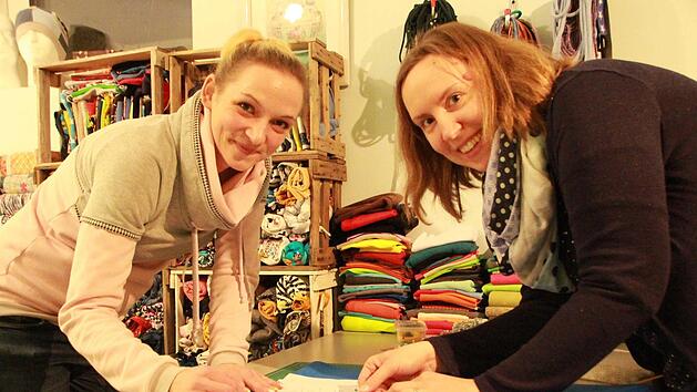 Mit dem passenden Schnittmuster ist der Anfang gemacht: Yvonne Schmitt (links) will künftig bei einem Näh-Treff im Dorf erklären, wie´s geht. Einmal die Woche will sie sich mit Neulingen und Neugierigen wie Miriam Schröck treffen, um zu schneidern. Fotos: Carmen Schmitt