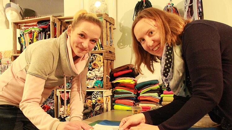 Mit dem passenden Schnittmuster ist der Anfang gemacht: Yvonne Schmitt (links) will künftig bei einem Näh-Treff im Dorf erklären, wie´s geht. Einmal die Woche will sie sich mit Neulingen und Neugierigen wie Miriam Schröck treffen, um zu schneidern. Fotos: Carmen Schmitt