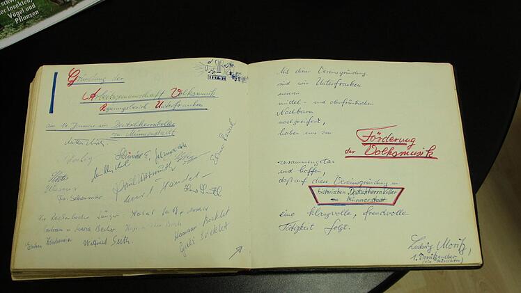 Anlässlich ihrer Gründung verewigte sich die Arbeitsgemeinschaft Fränkischer Volksmusik im Gästebuch des Münnerstädter Deutschherrnkellers. Foto: Heike Beudert