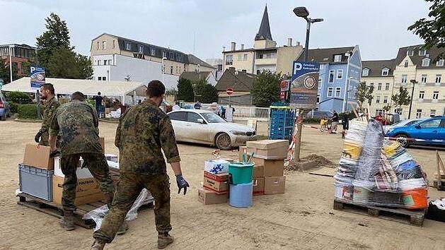 Nach der Ankunft in Bad Neuerahr wurden die Rupbodener Hilfsg&uuml;ter umgeladen.  Foto: Kerstin Kohlhepp